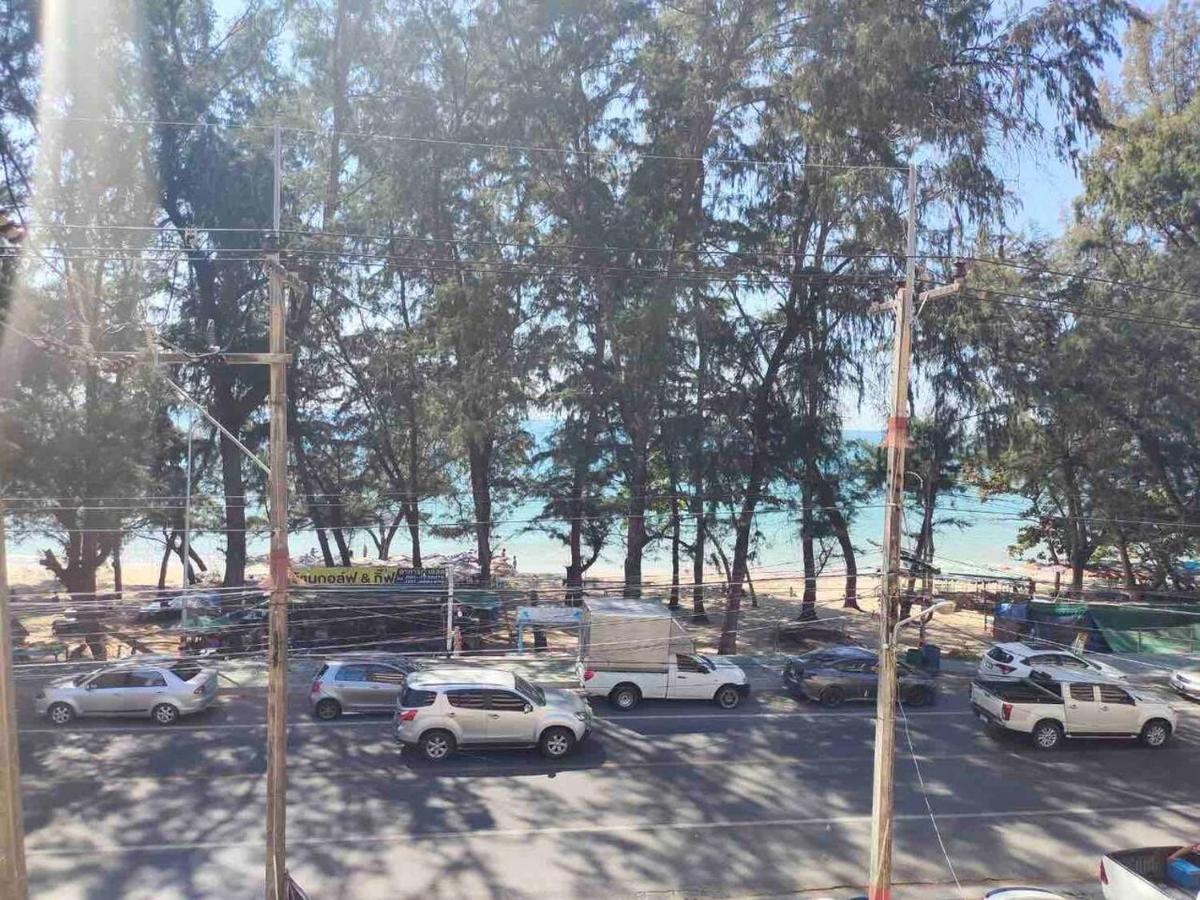 Beachfront Family Room, Relax & Sunbathe 5 Guests Apartment