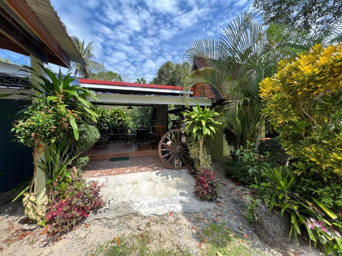 Garden Bungalow Resort *