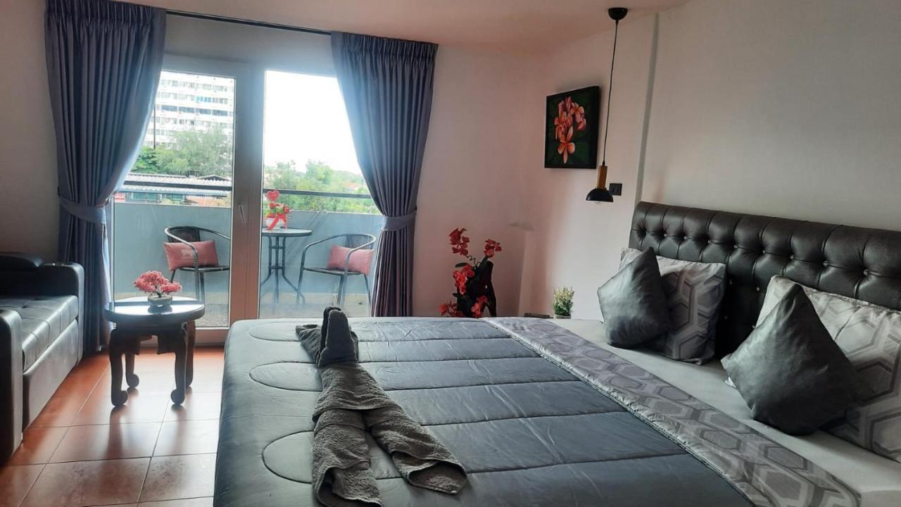 Happy Hotel