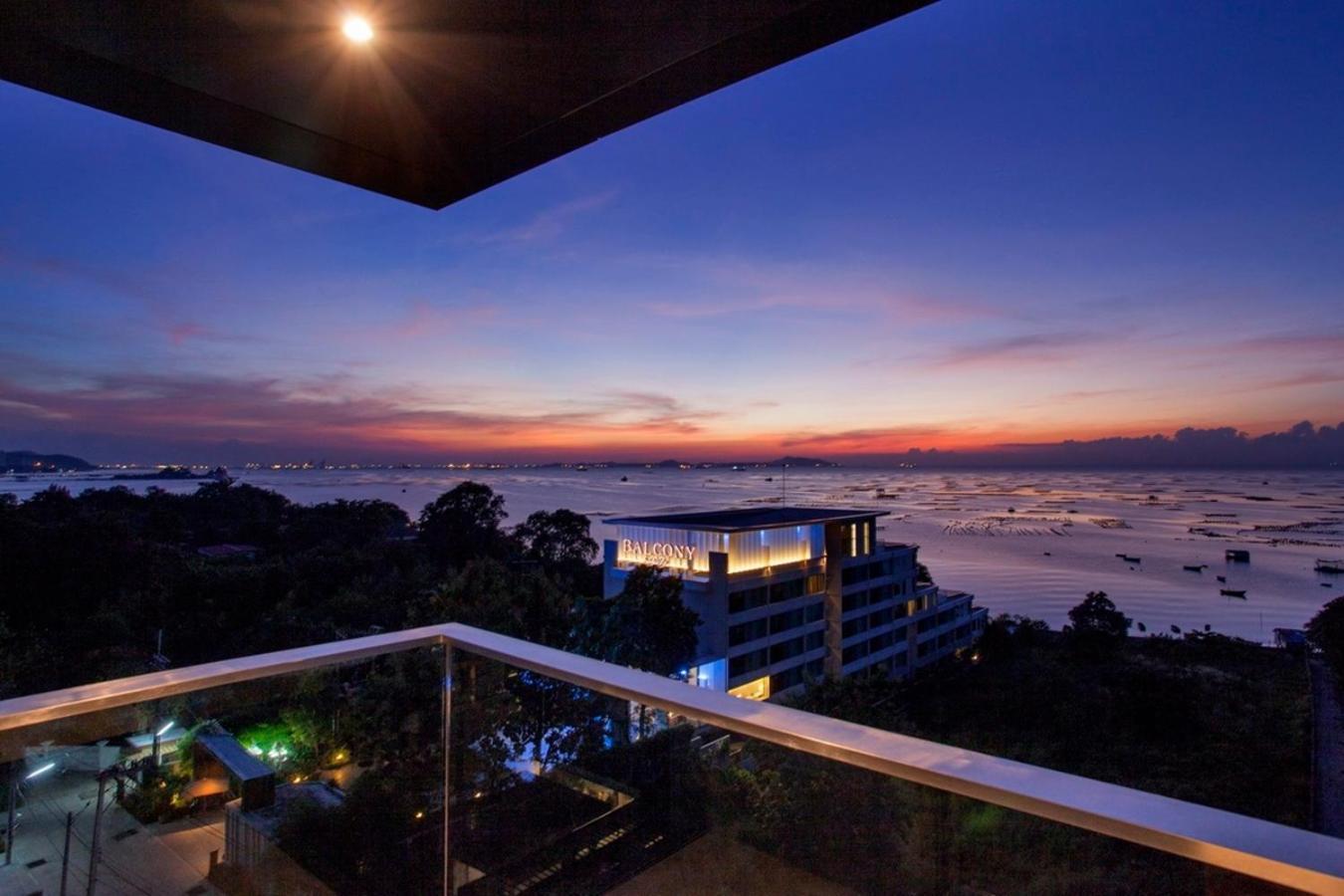 Balcony Seaside Sriracha & Serviced Aparthotel