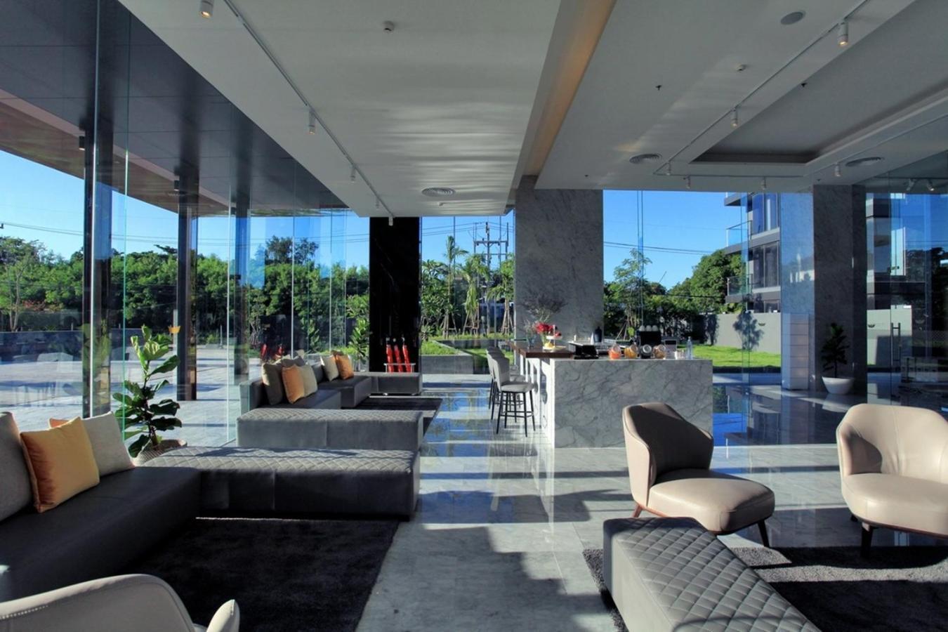 Balcony Seaside Sriracha & Serviced 5* Si Racha