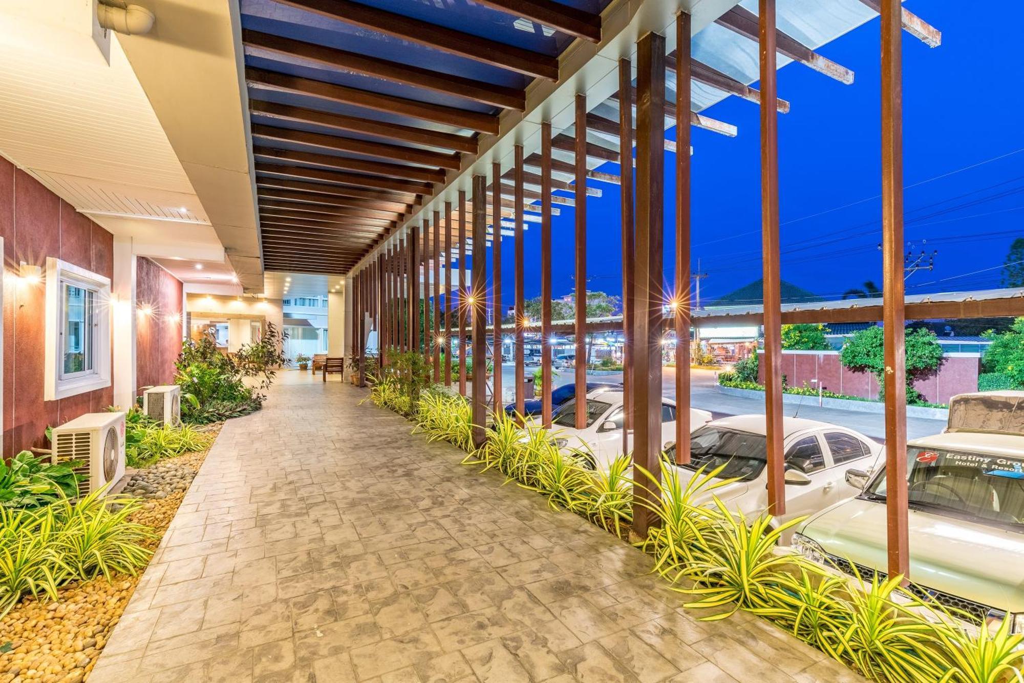 Eastiny & 4* Nong Prue