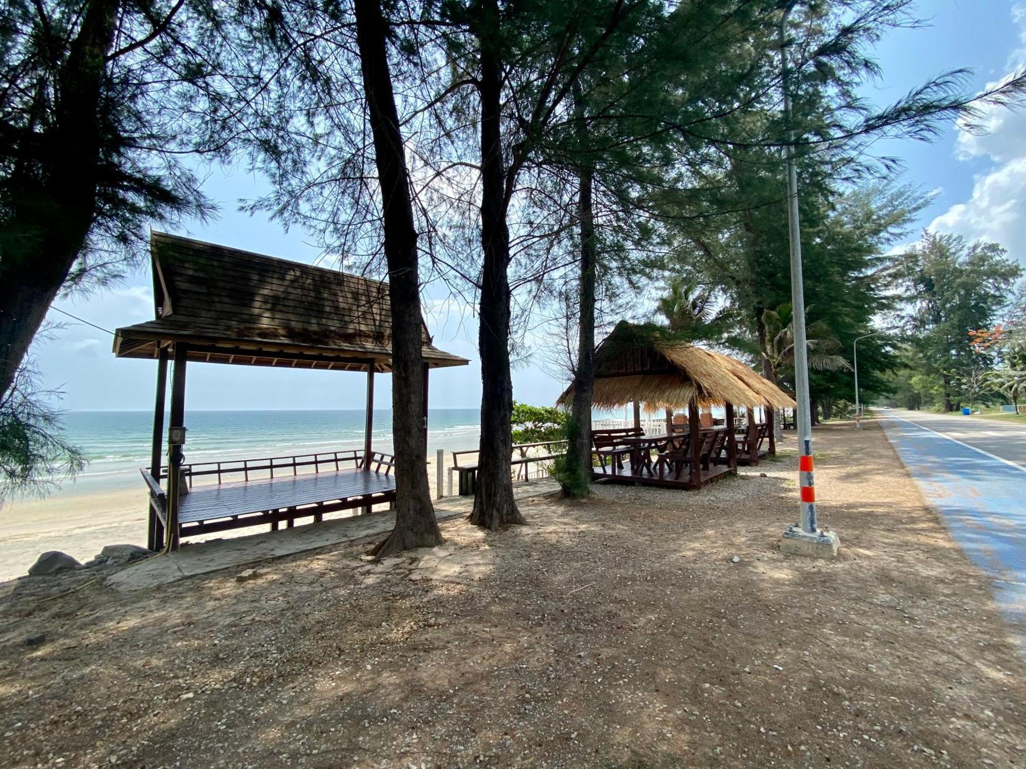 หาดทรายขาวรีสอร์ท *