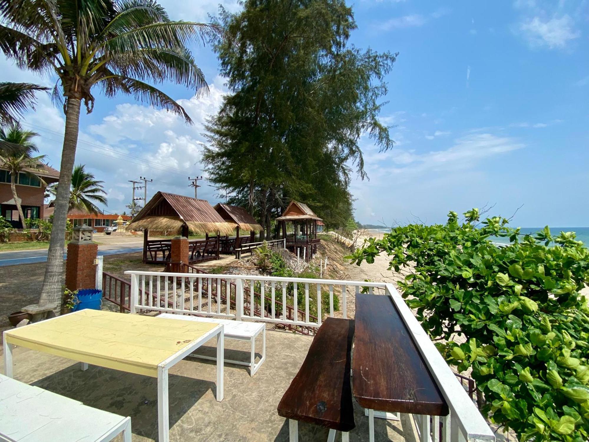 Guest house หาดทรายขาวรีสอร์ท Bang Saphan