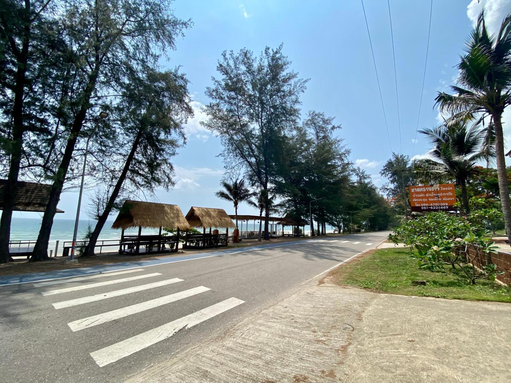 หาดทรายขาวรีสอร์ท Bang Saphan