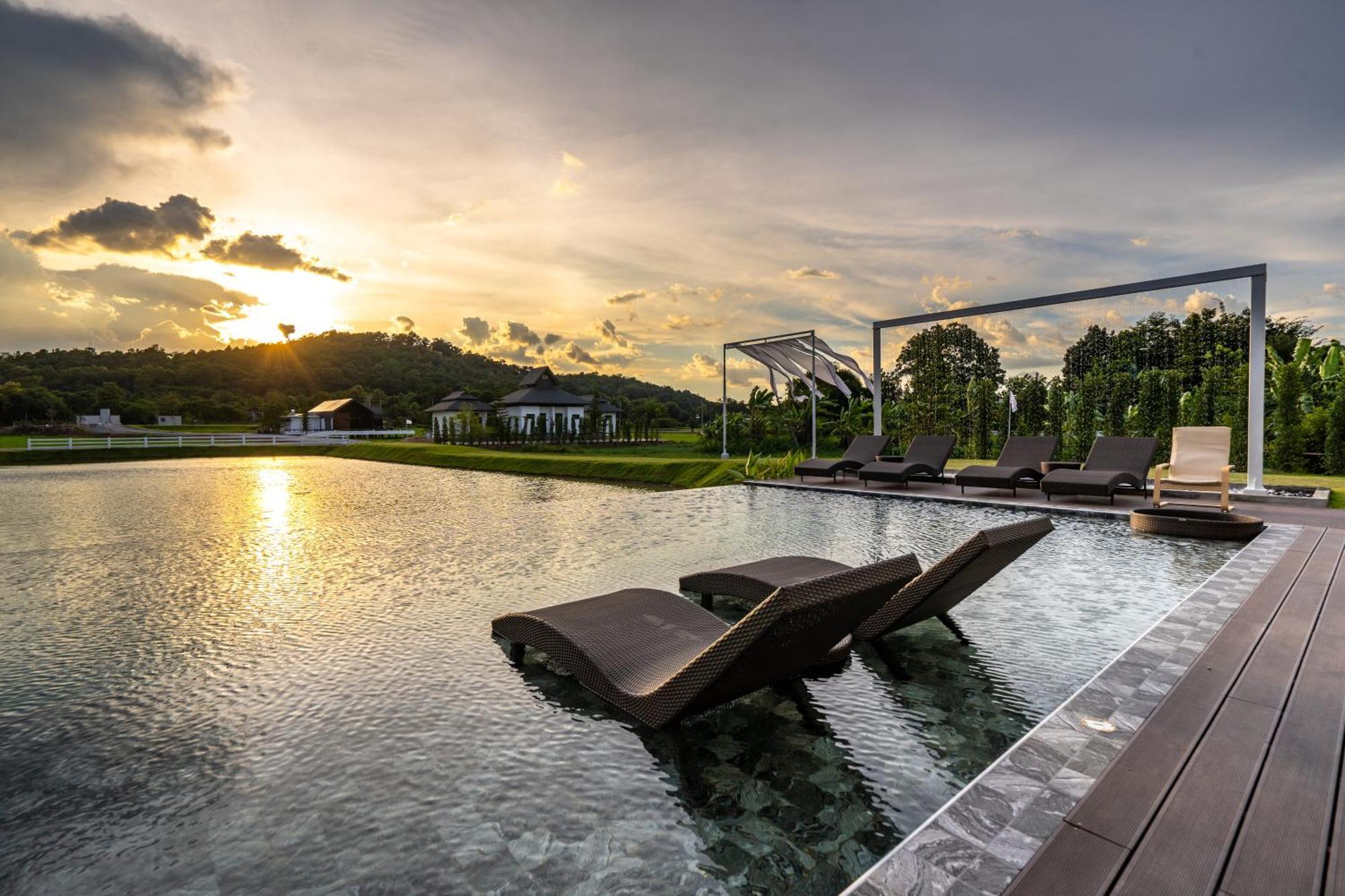 Pim Pool Hotel