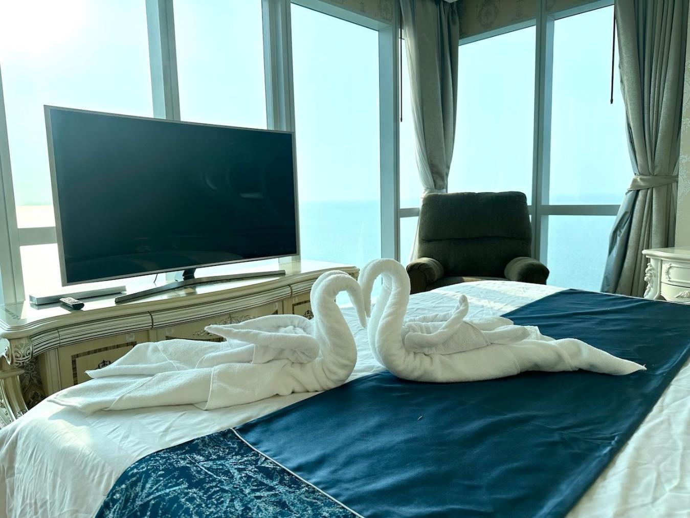 Apartment Oceanfront Luxury In With Private And Inifinity Pool - Not A 30 Day Minimum Pattaya