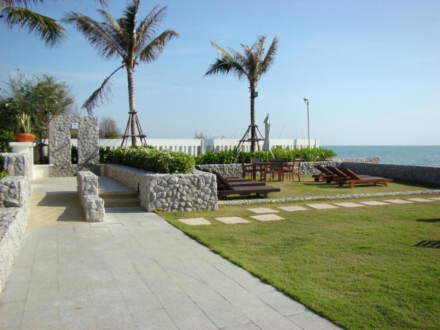 Boathouse Huahin Pool Ban Bo Fai