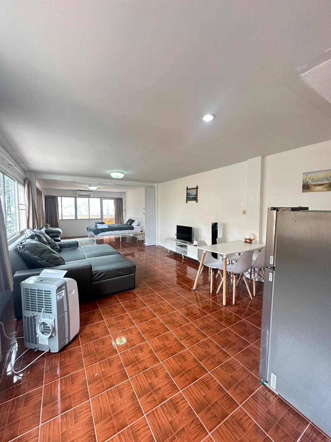 Beachfront Family Room, Relax & Sunbathe 5 Guests Apartment
