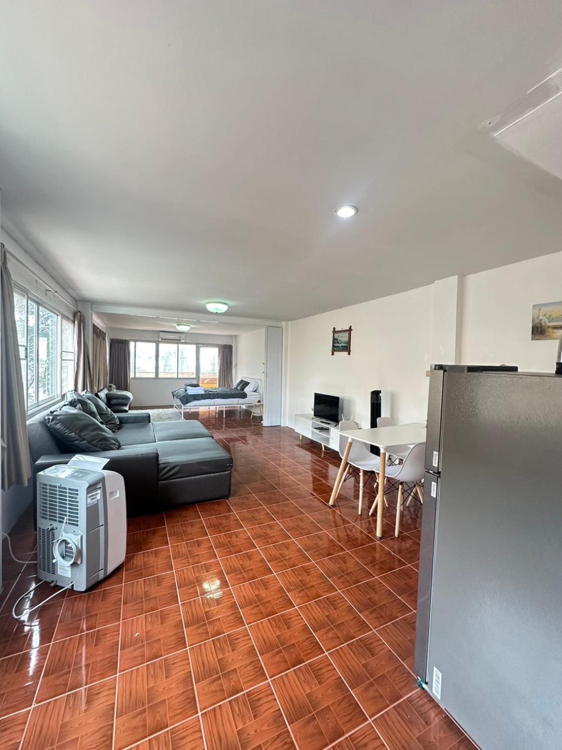 Beachfront Family Room, Relax & Sunbathe 5 Guests *