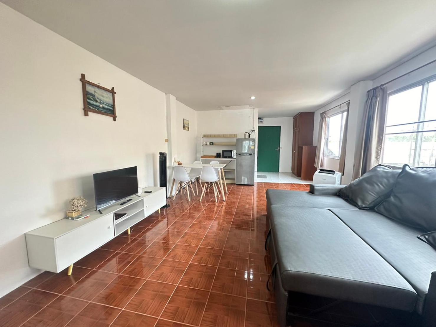 Beachfront Family Room, Relax & Sunbathe 5 Guests