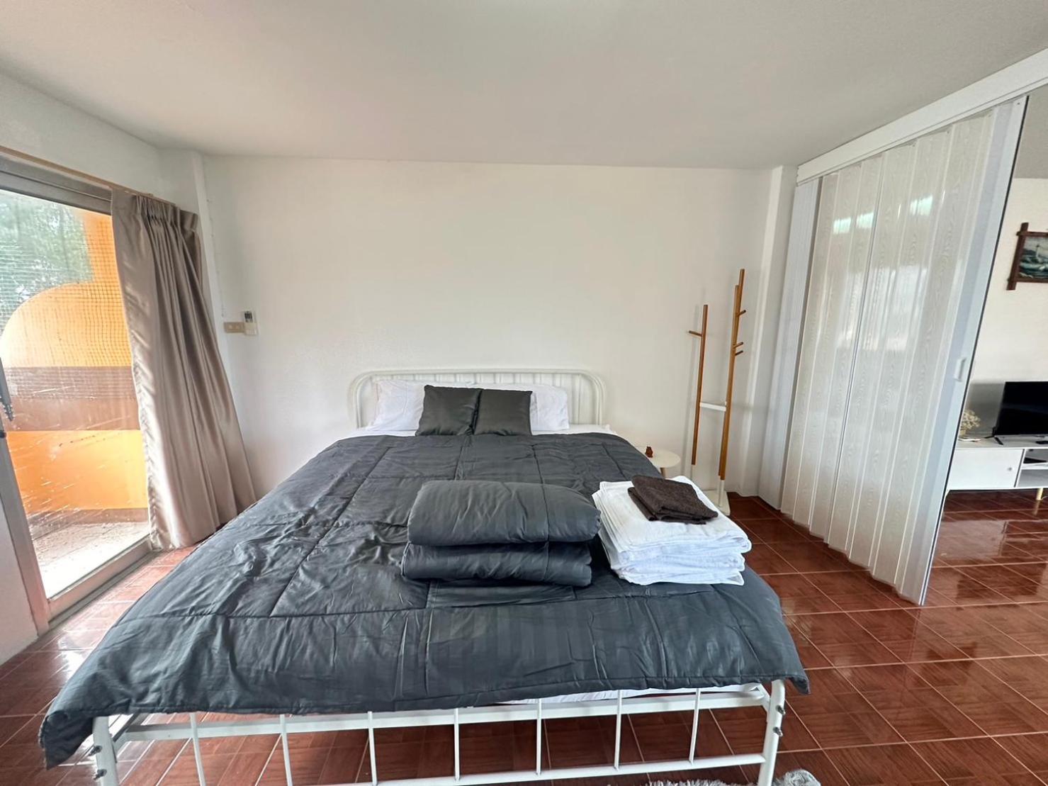 Beachfront Family Room, Relax & Sunbathe 5 Guests Apartment