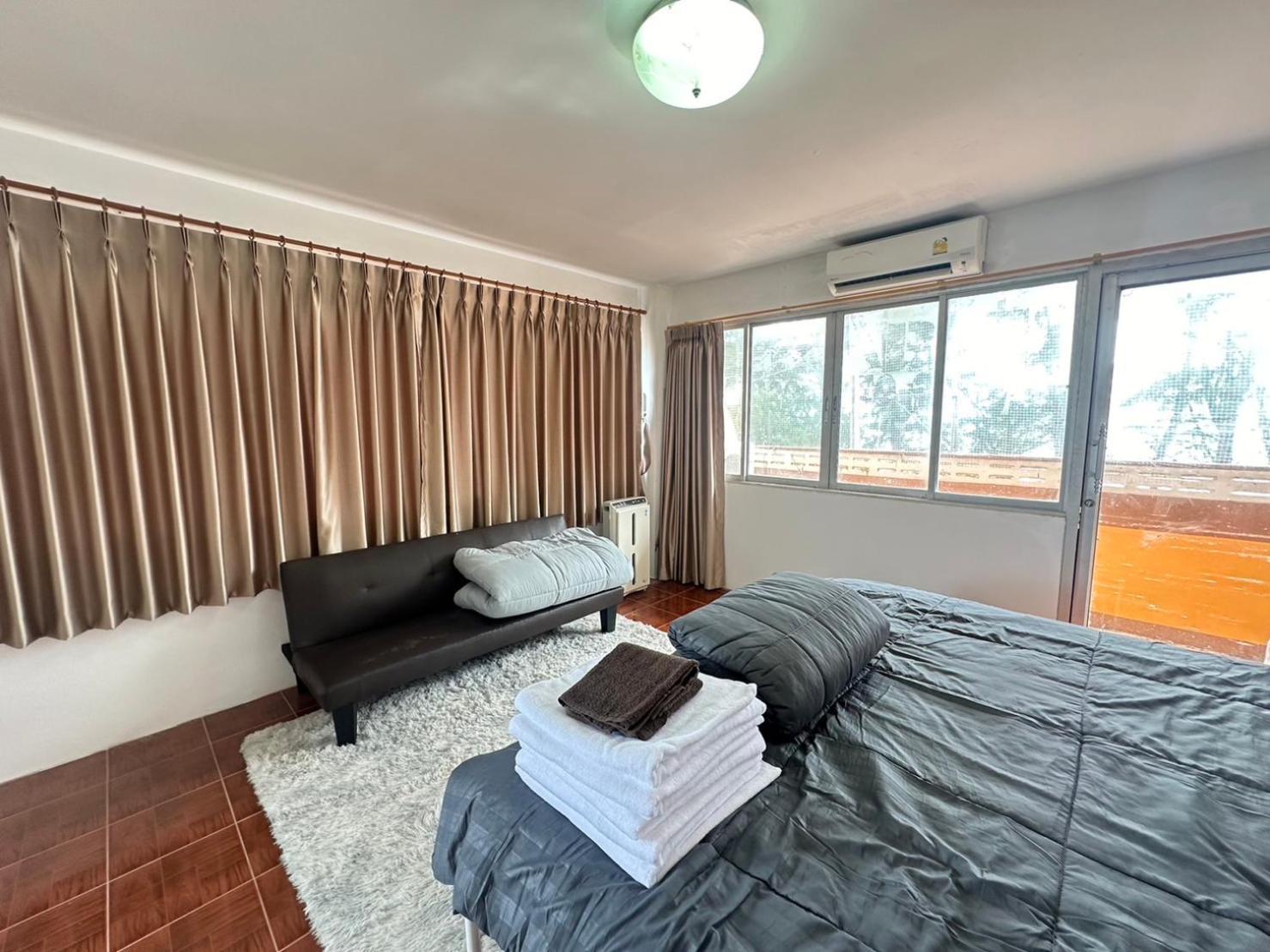 Beachfront Family Room, Relax & Sunbathe 5 Guests Apartment *