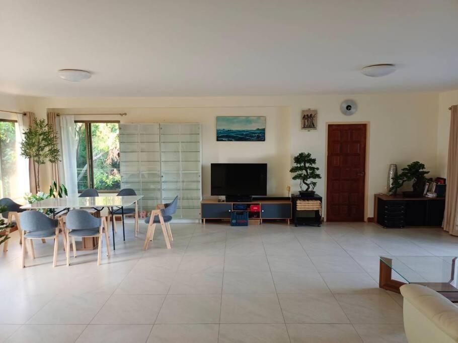 Triplet Rayong Seaview Private Beach Apartment Klaeng