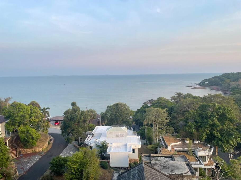 Triplet Rayong Seaview Private Beach Apartment