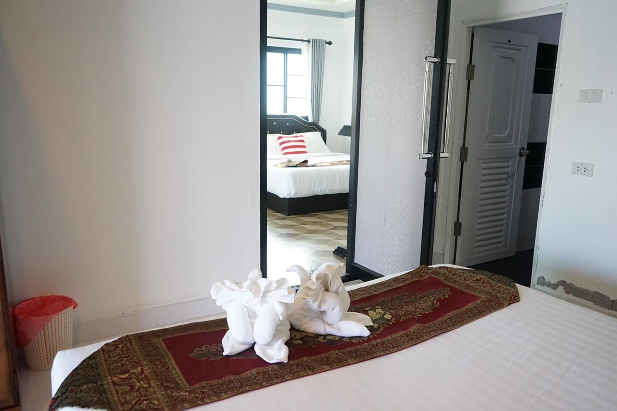 Chaiyai River Front Hotel