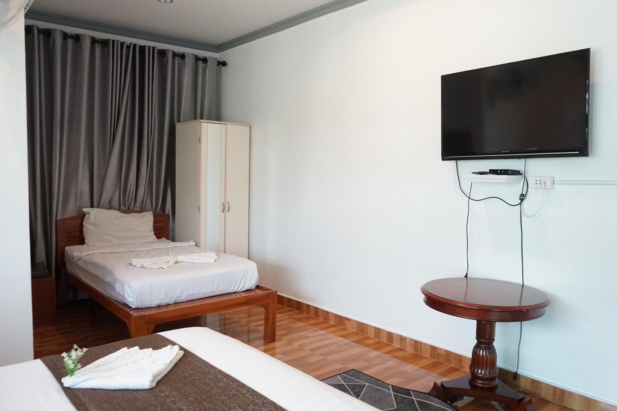 Chaiyai River Front Hotel 4*