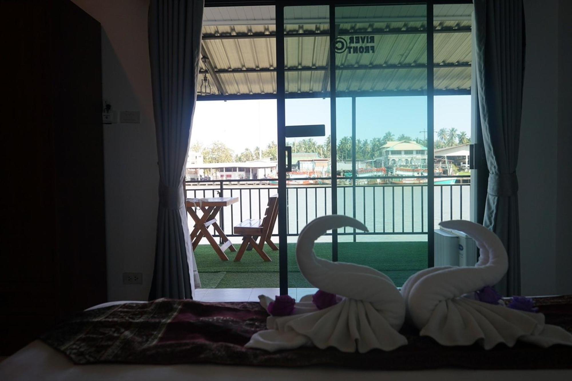 Chaiyai River Front Hotel 4*