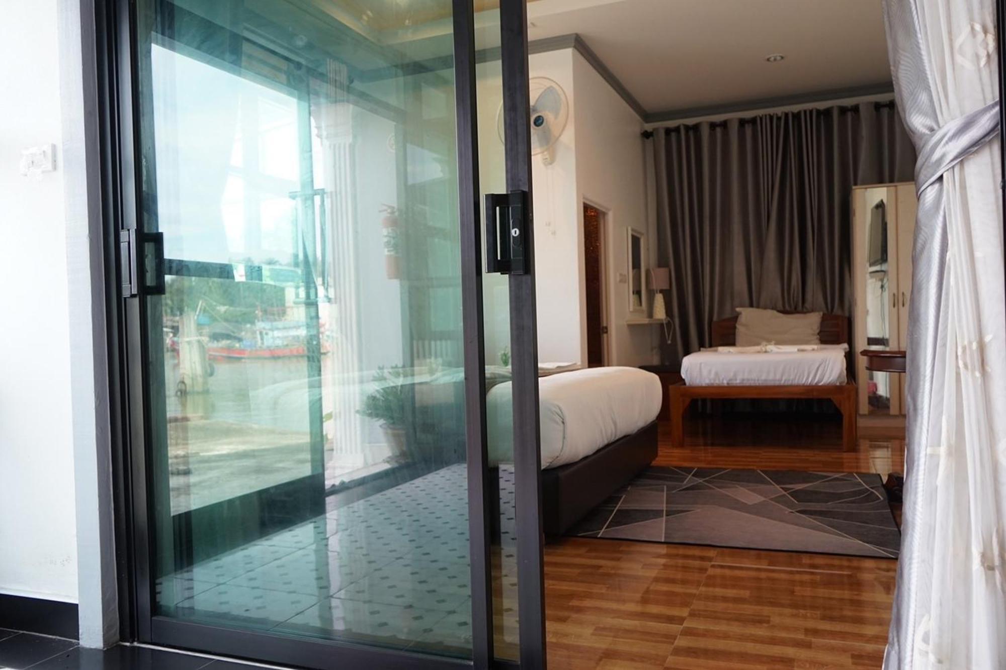 Chaiyai River Front Hotel Sichon