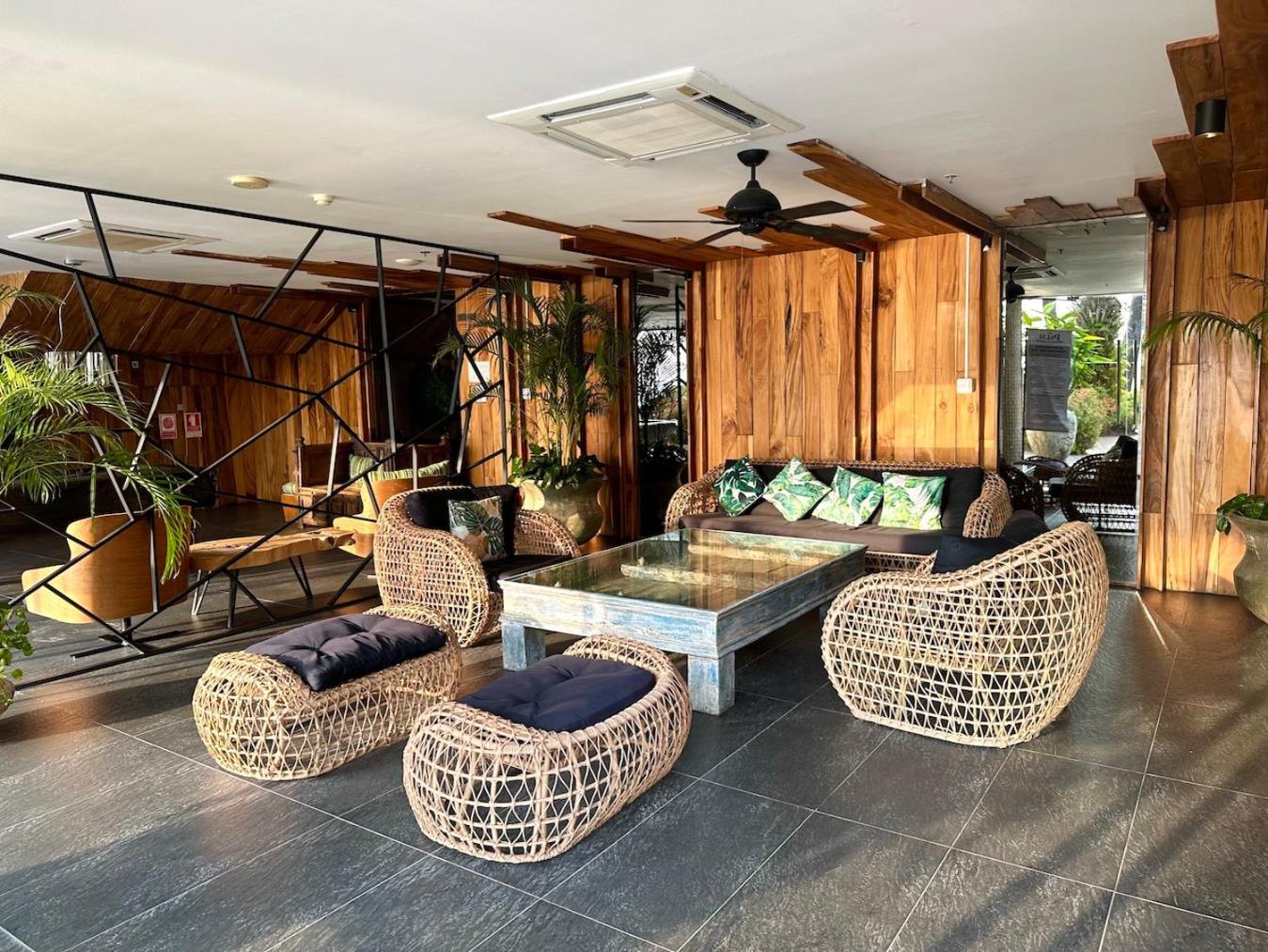 Apartment Oceanfront Luxury In With Private And Inifinity Pool - Not A 30 Day Minimum Pattaya