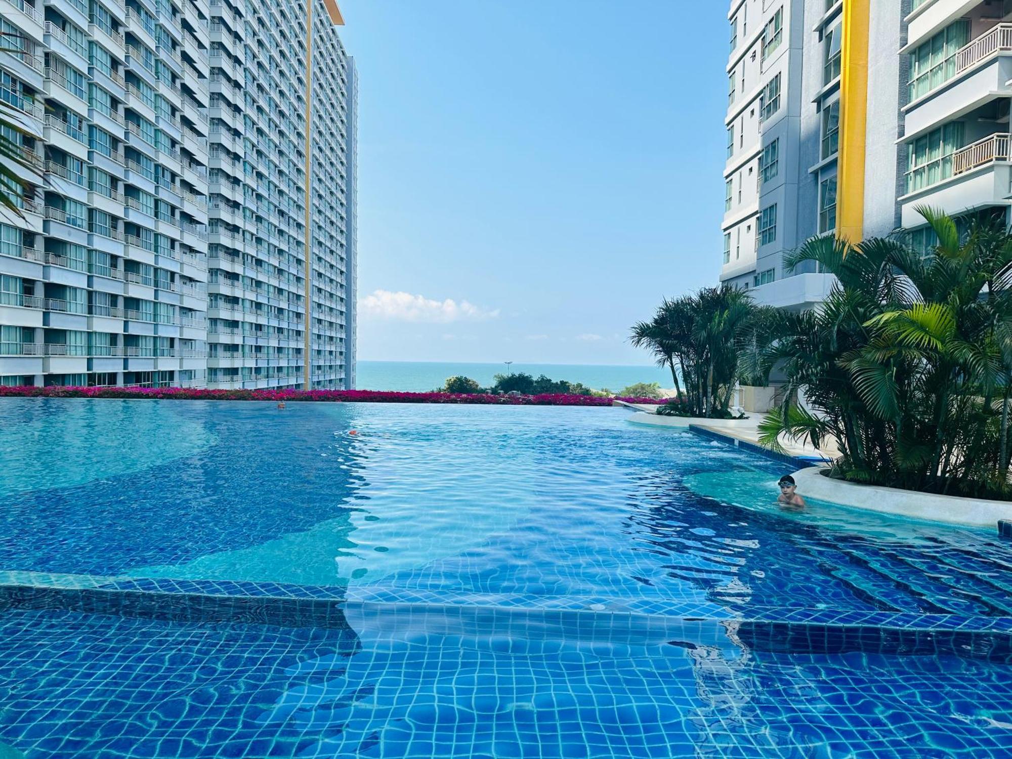 Seaview Lumpini-pool And Gym Face To Ocean