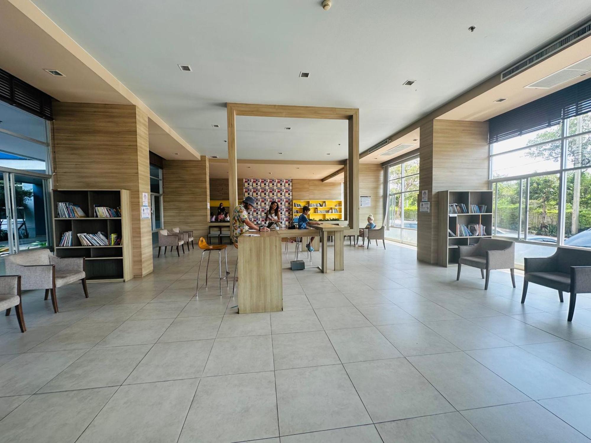 Seaview Lumpini-pool And Gym Face To Ocean Apartment