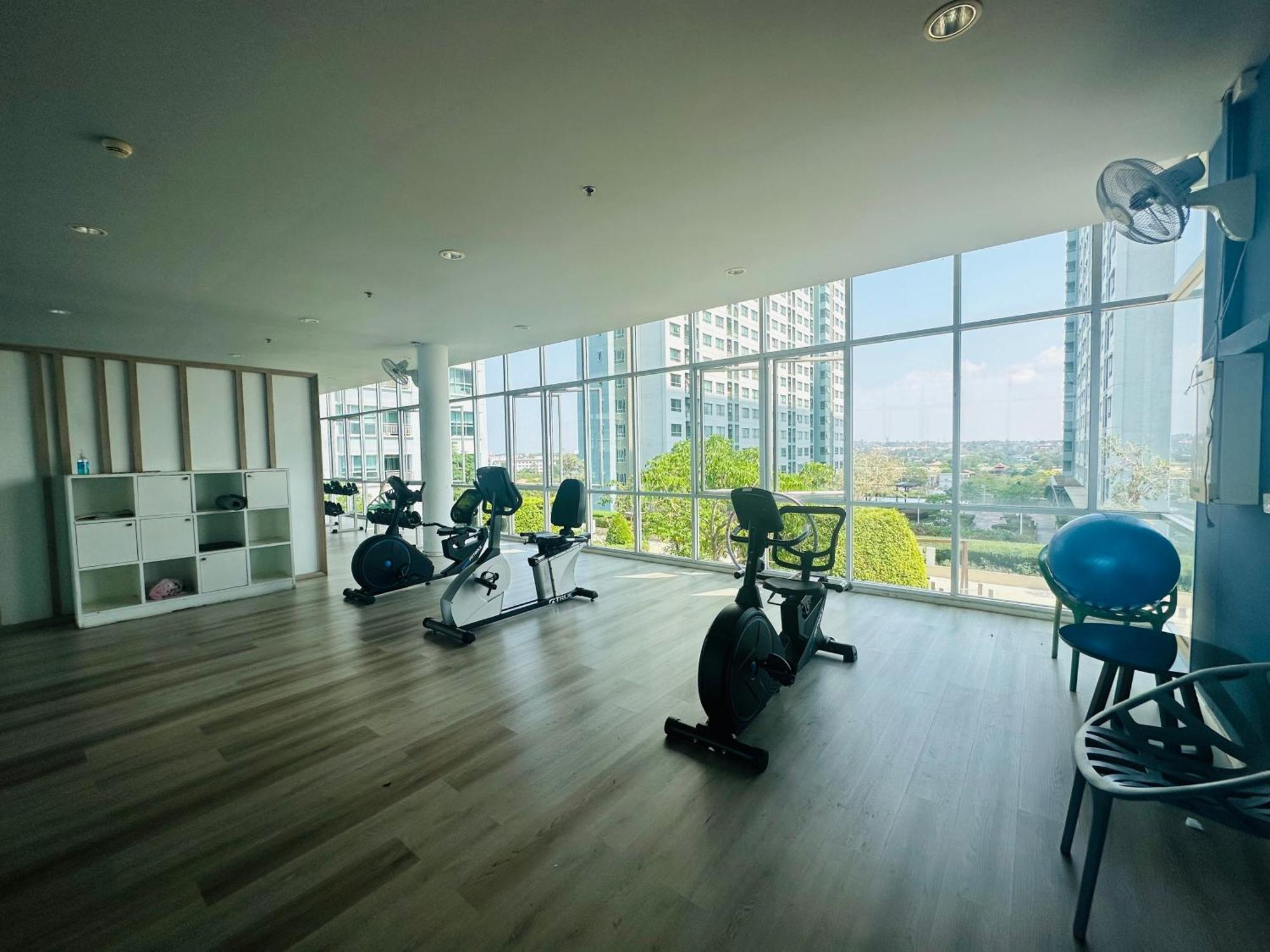 Seaview Lumpini-pool And Gym Face To Ocean *
