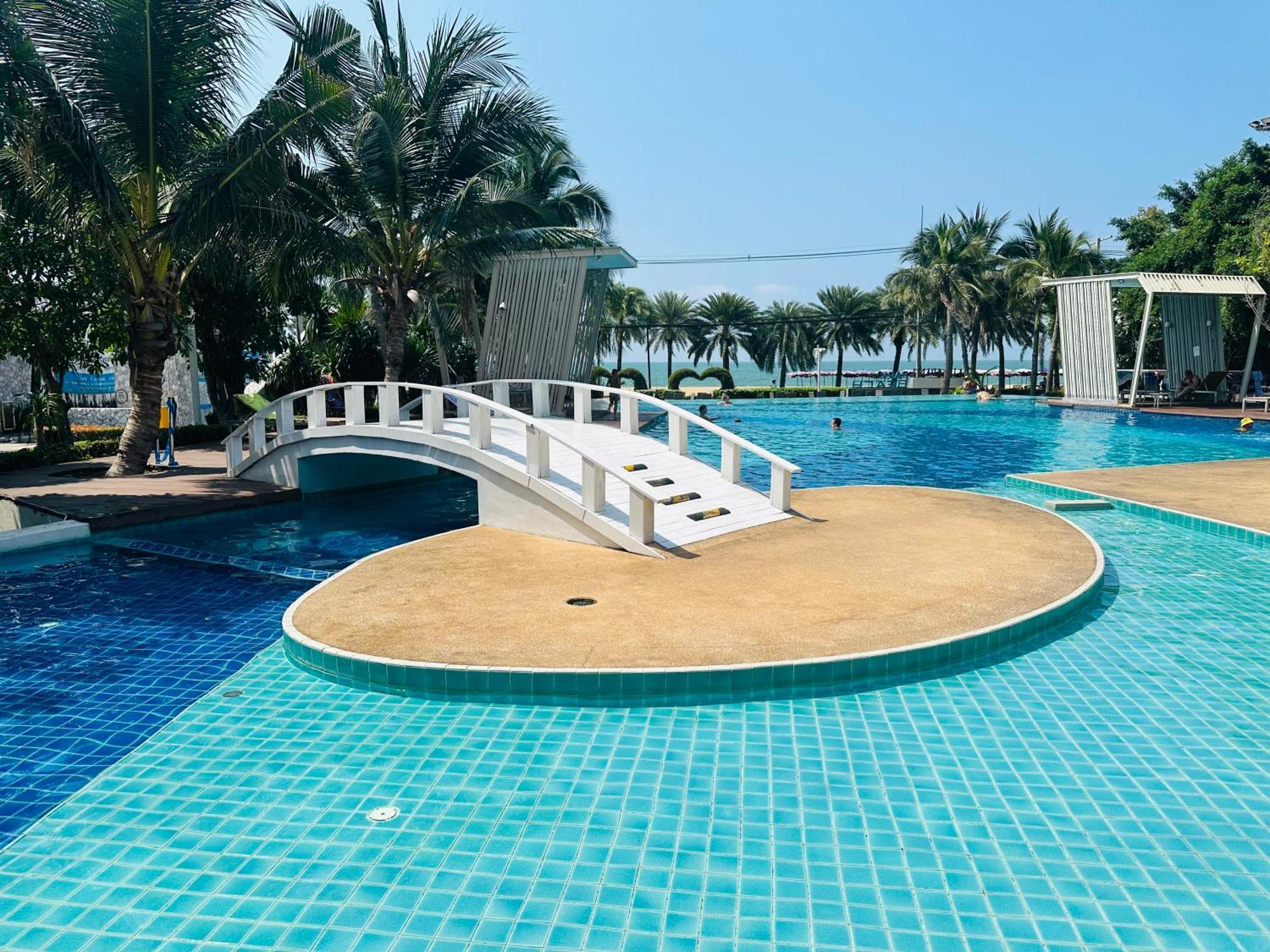 Seaview Lumpini-pool And Gym Face To Ocean
