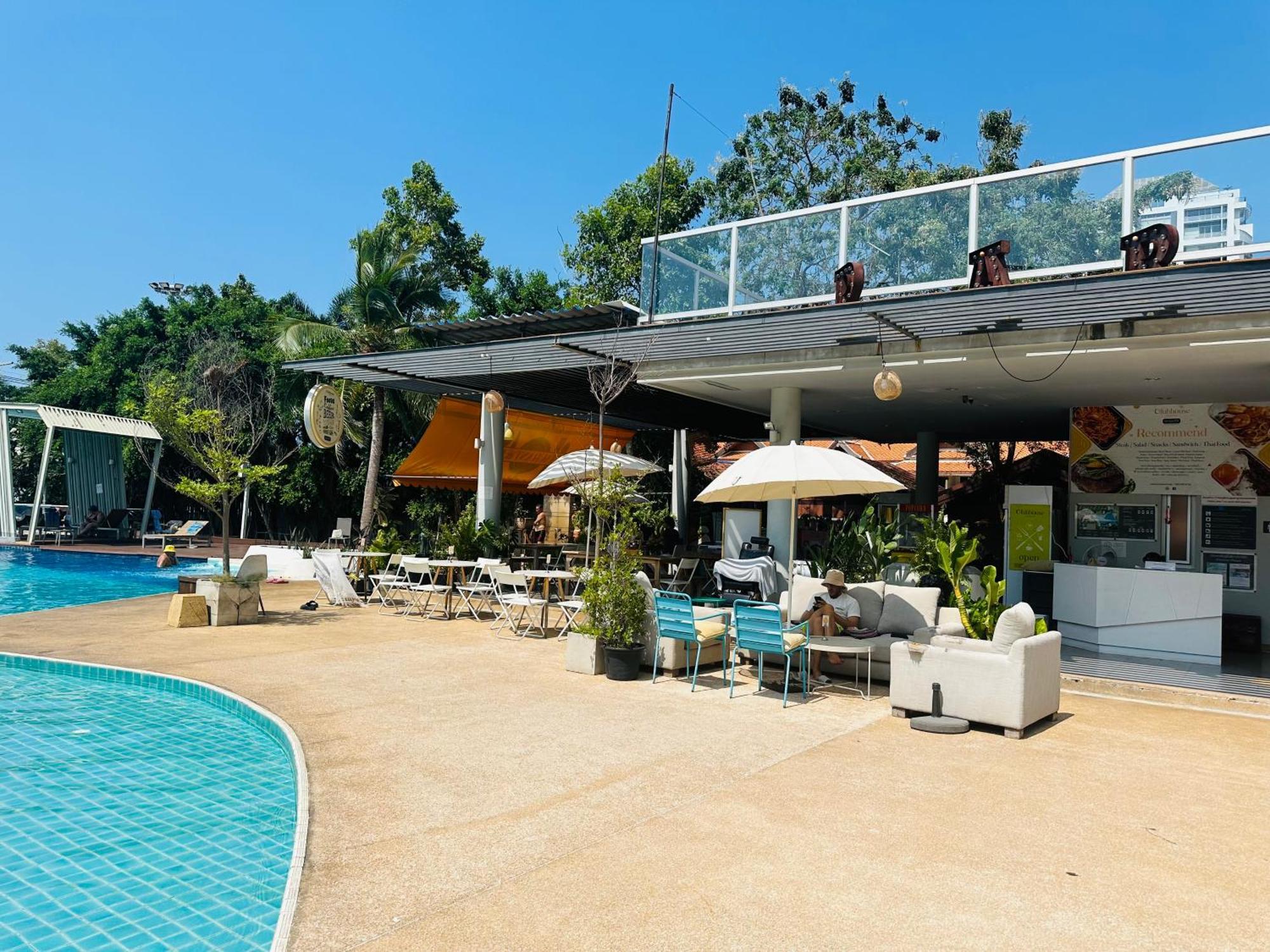 Seaview Lumpini-pool And Gym Face To Ocean