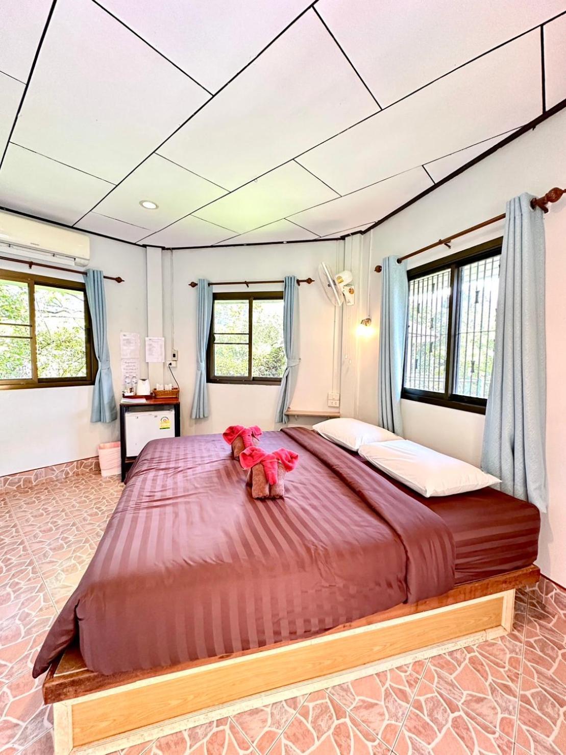 Khao Sok Jungle Huts Resort