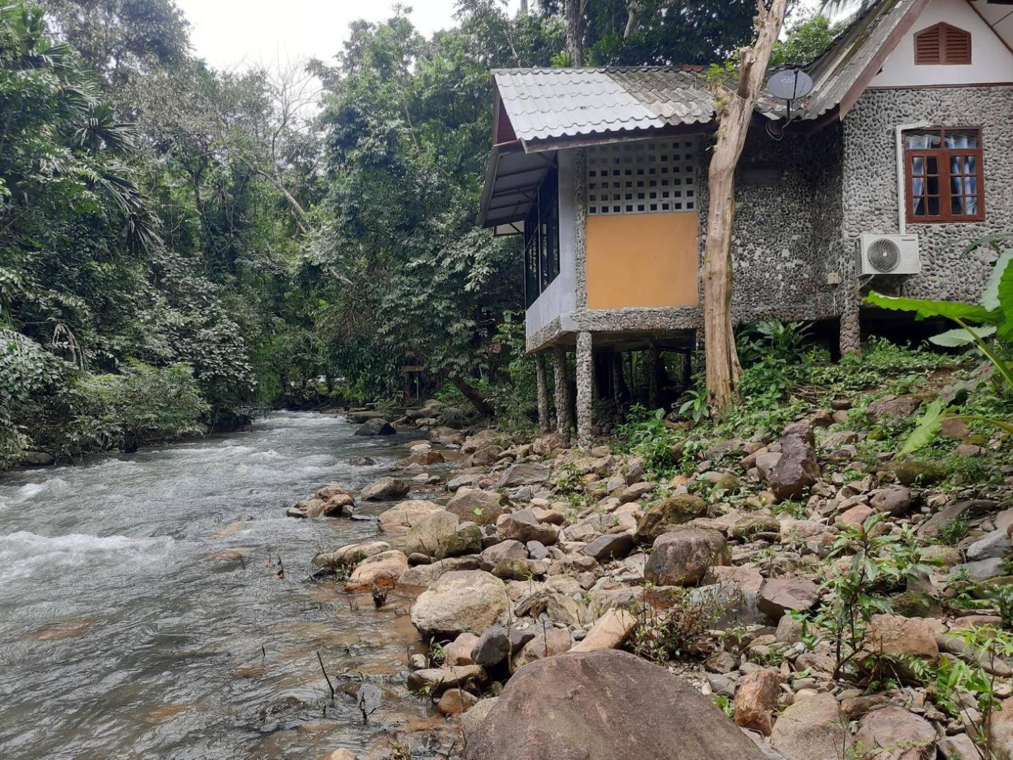 Tree Tops River Huts Resort 2*