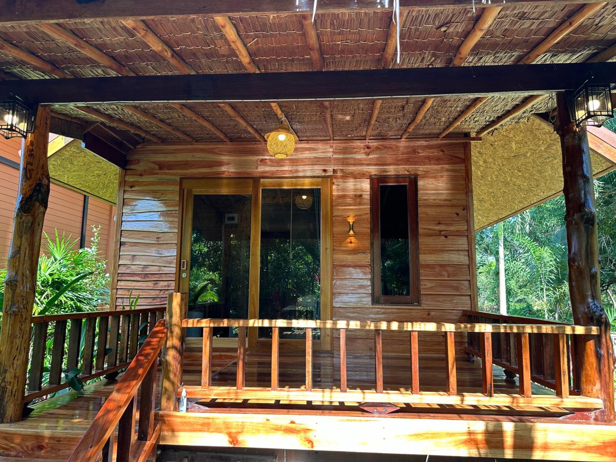 Hostel & Koh Jum