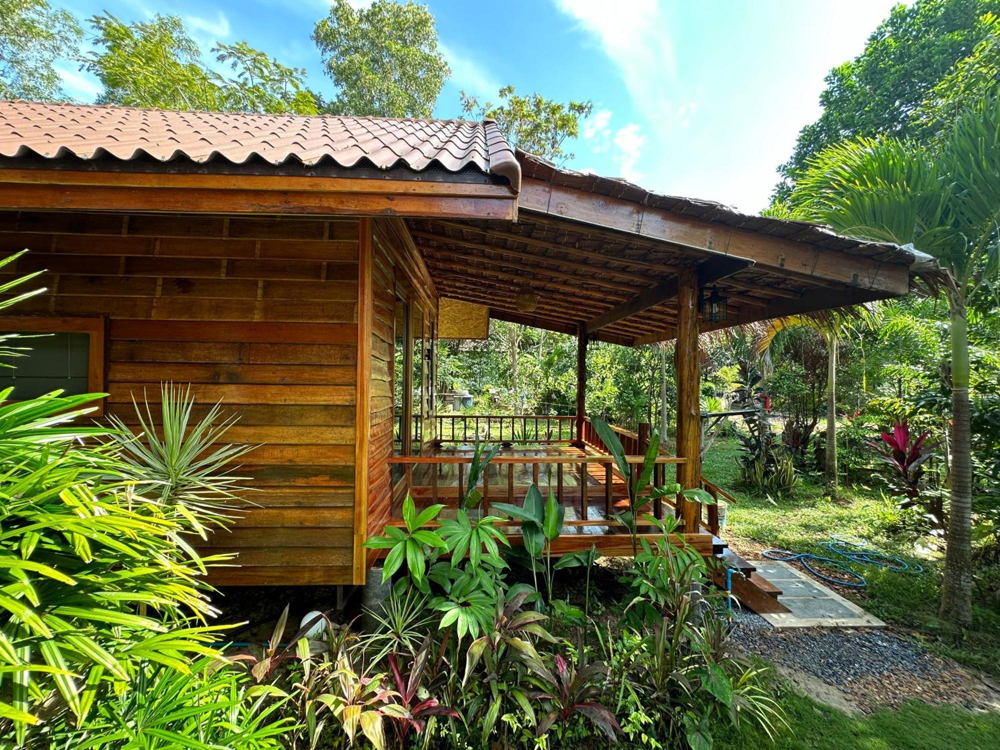 Hostel & Koh Jum