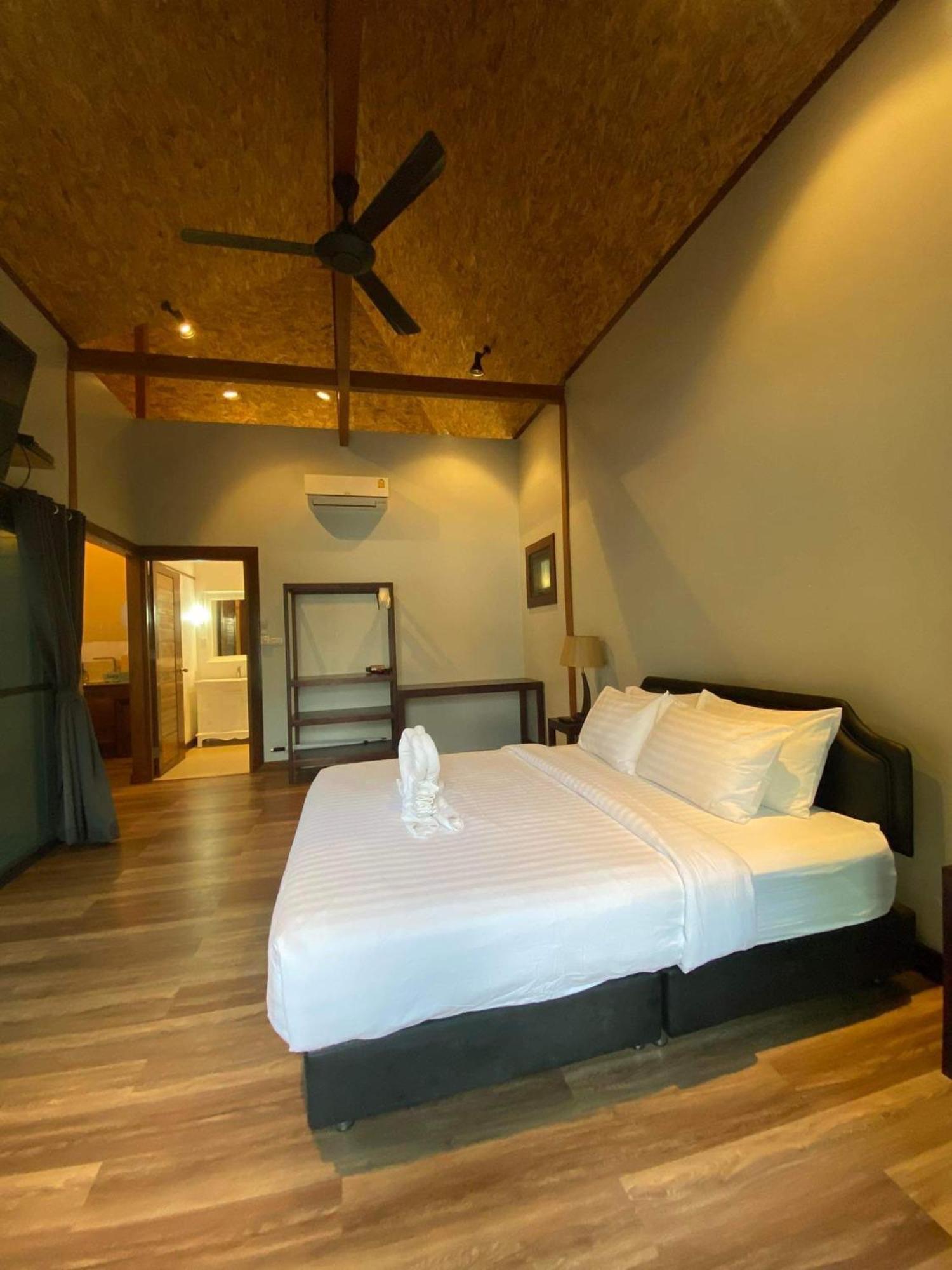 Cashewnut Cove Koh Lipe