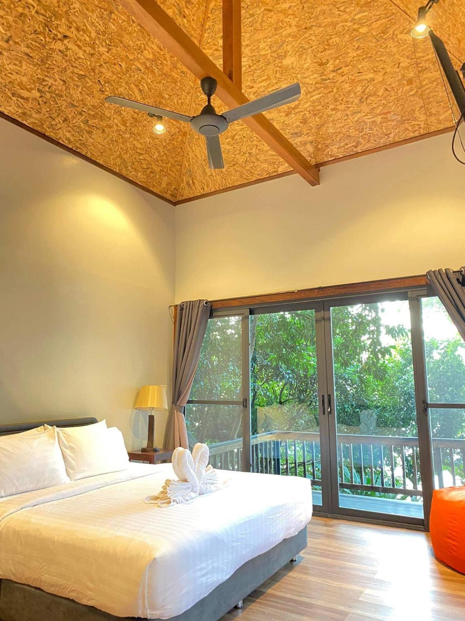 Cashewnut Cove * Koh Lipe