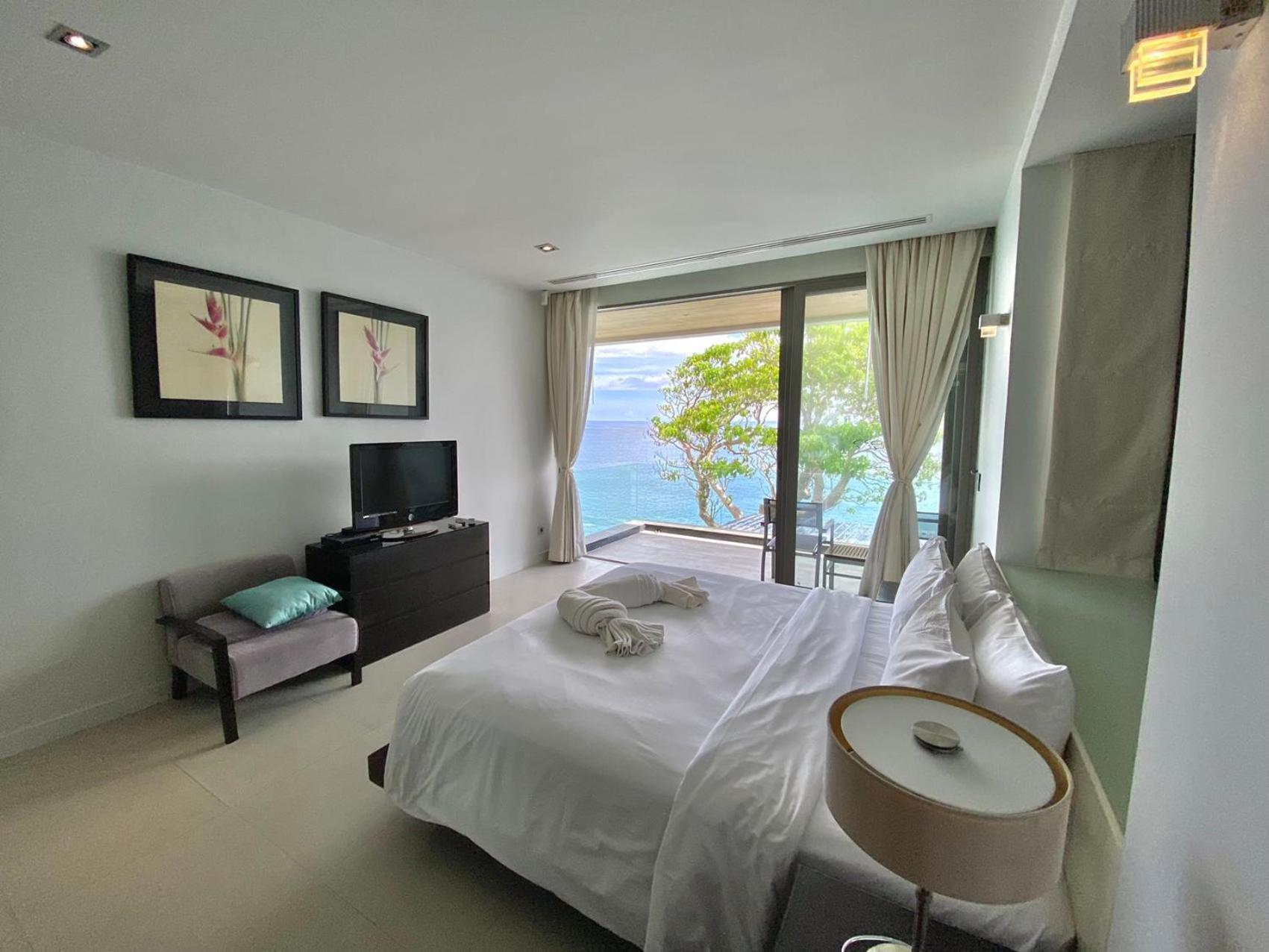 Villa: 6-bedroom Oceanfront Pool Retreat