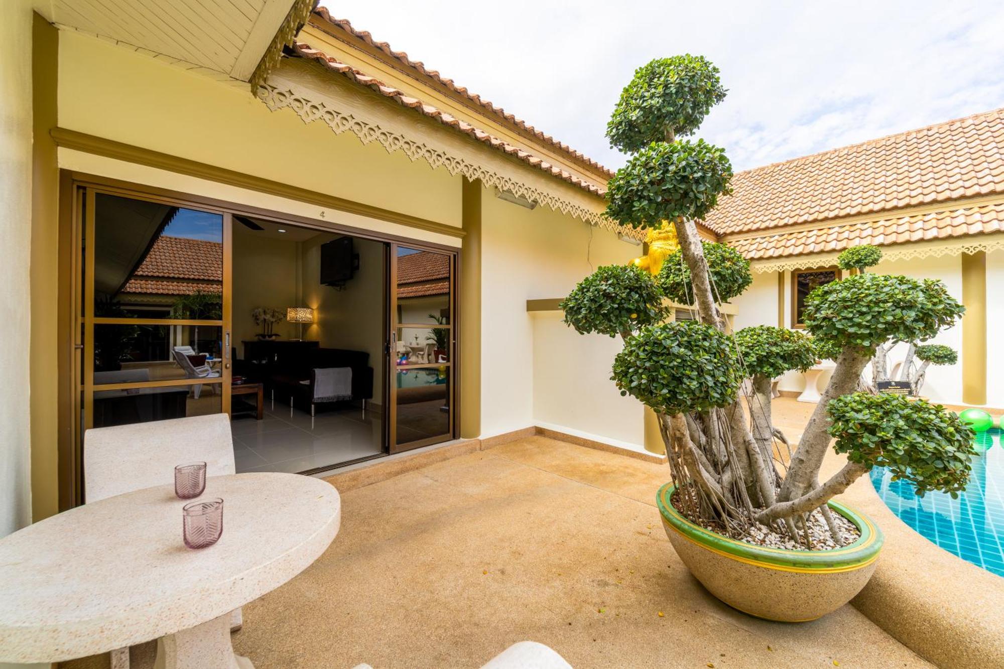 Villa Siam Court And *