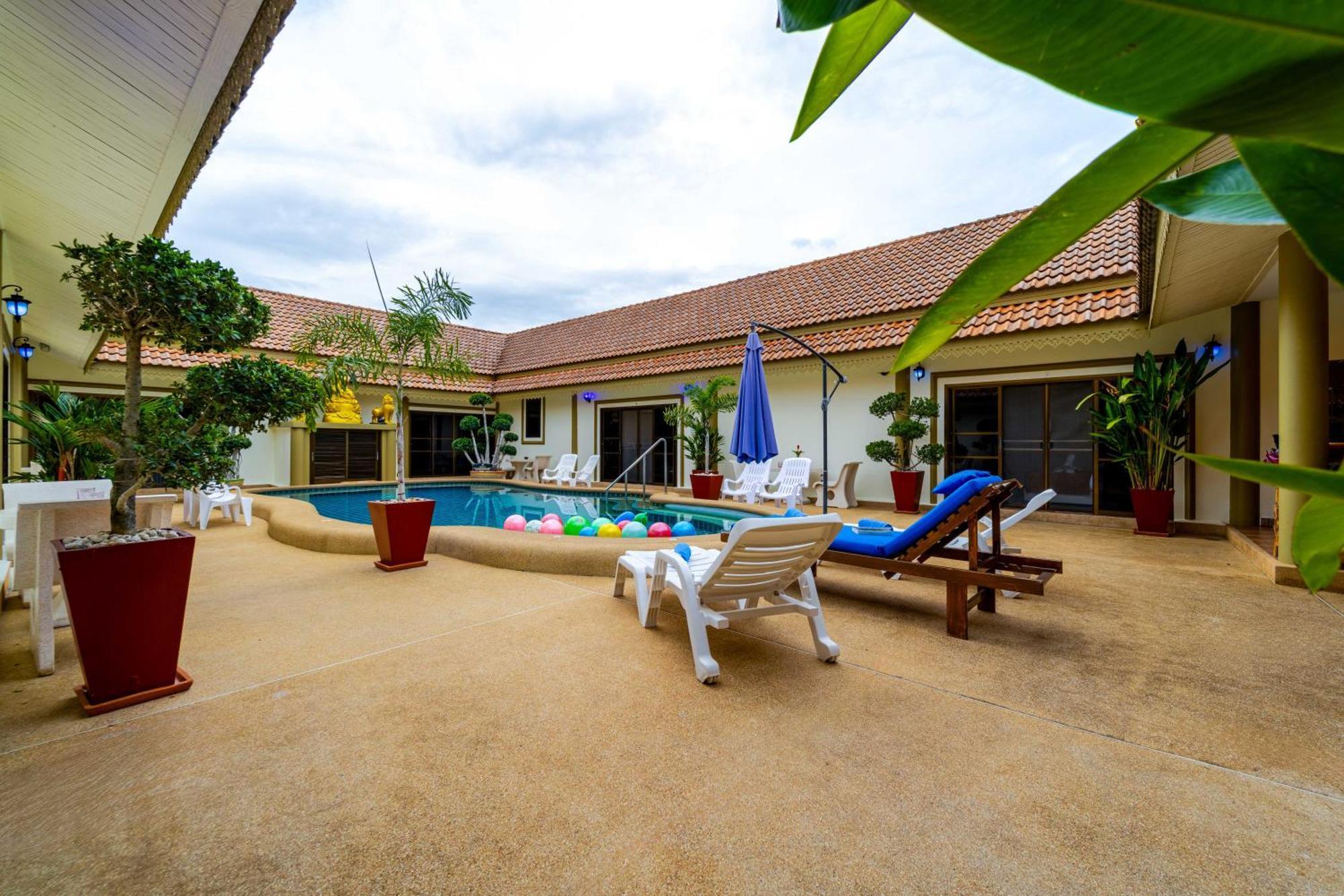 Siam Court And Bang Sare