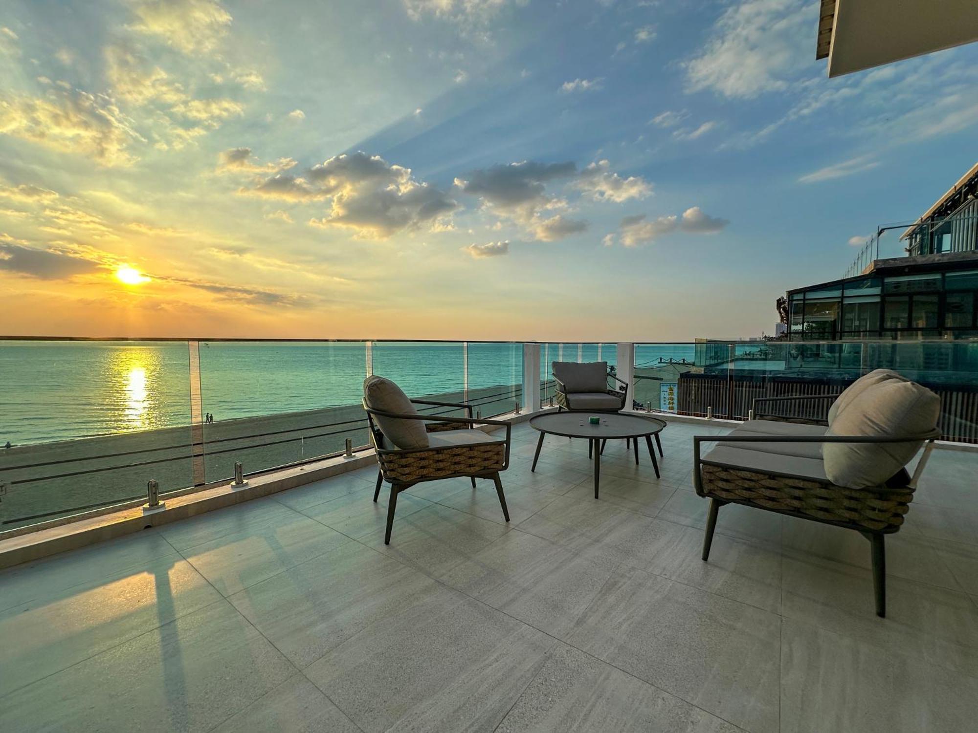 Stunning Beachfront View Luxurious 40 *
