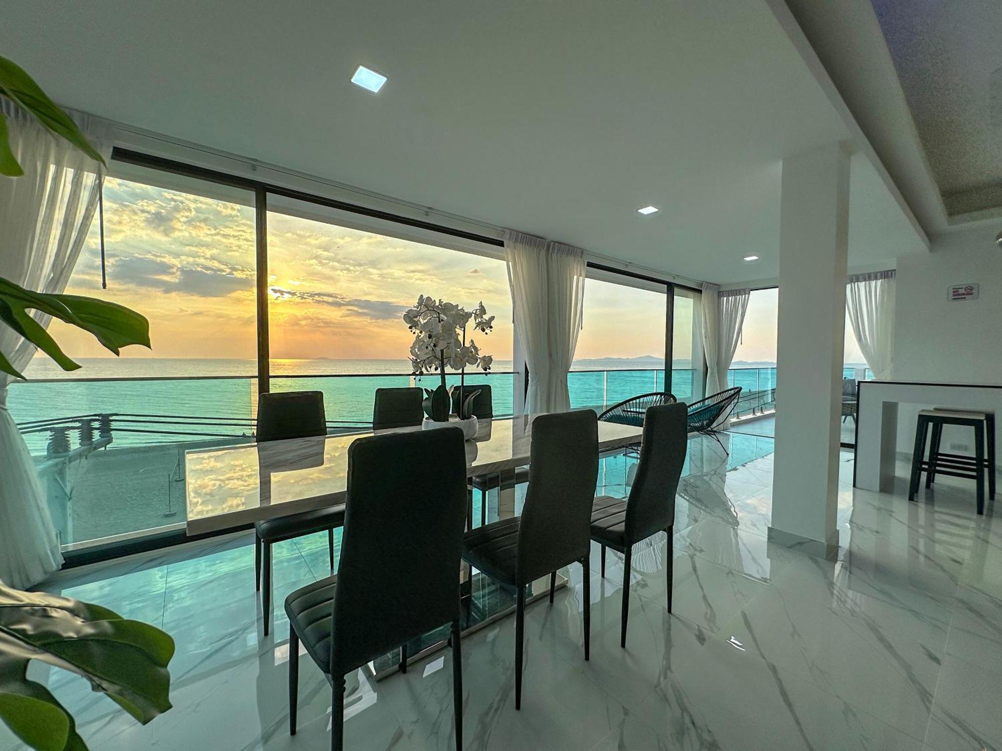 Stunning Beachfront View Luxurious 40 Apartment Jomtien Beach