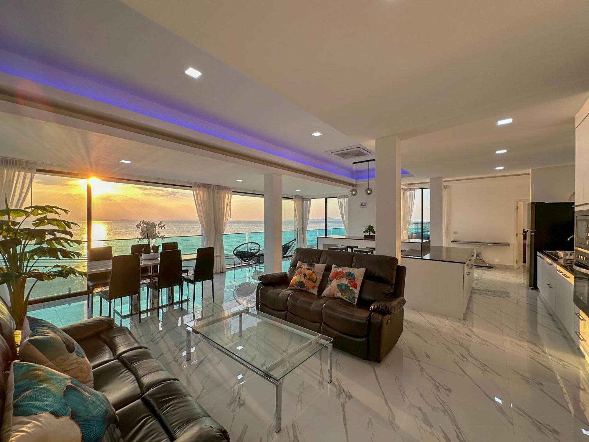 Stunning Beachfront View Luxurious 40 Apartment