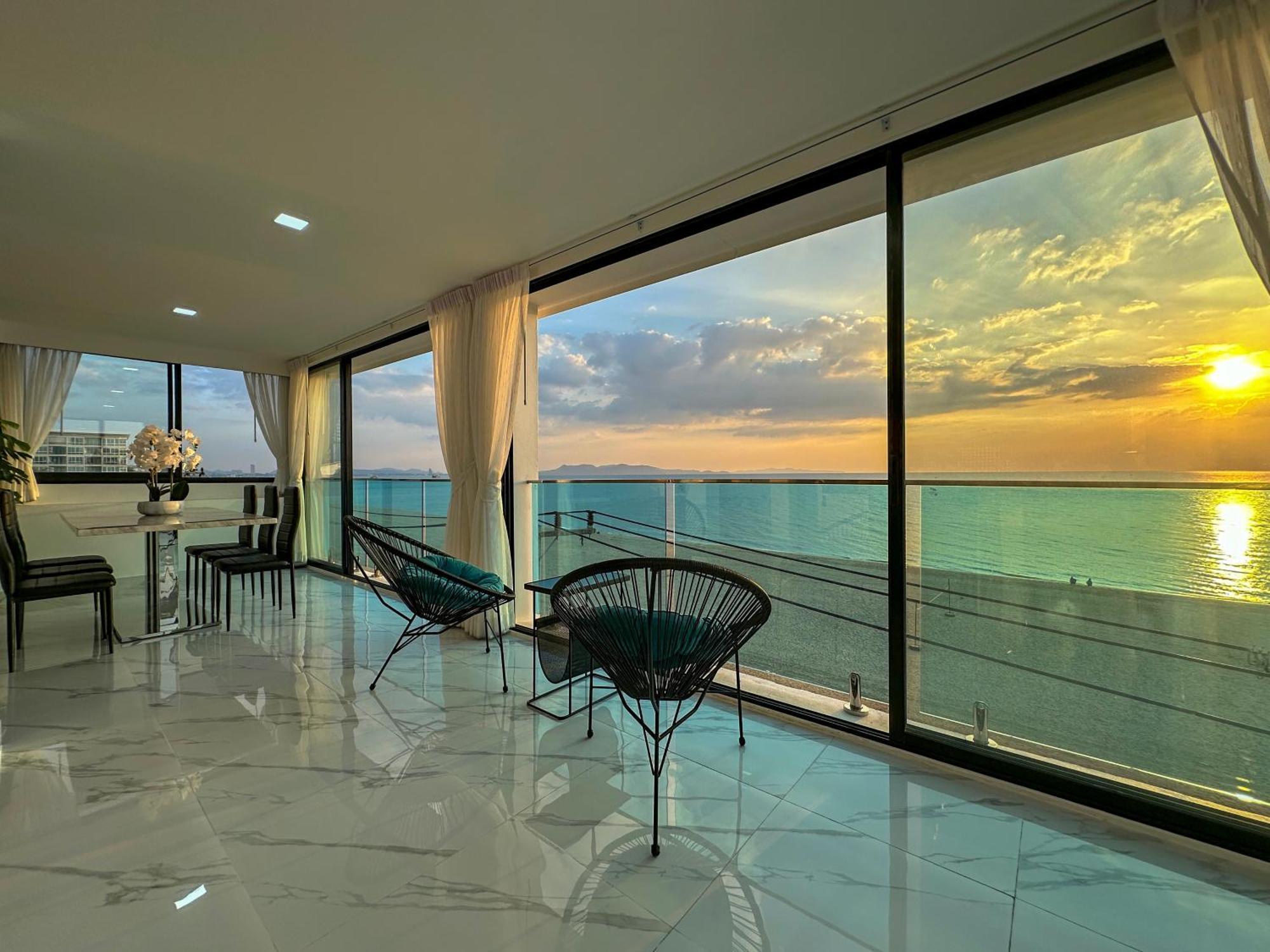 Stunning Beachfront View Luxurious 40 Apartment Jomtien Beach