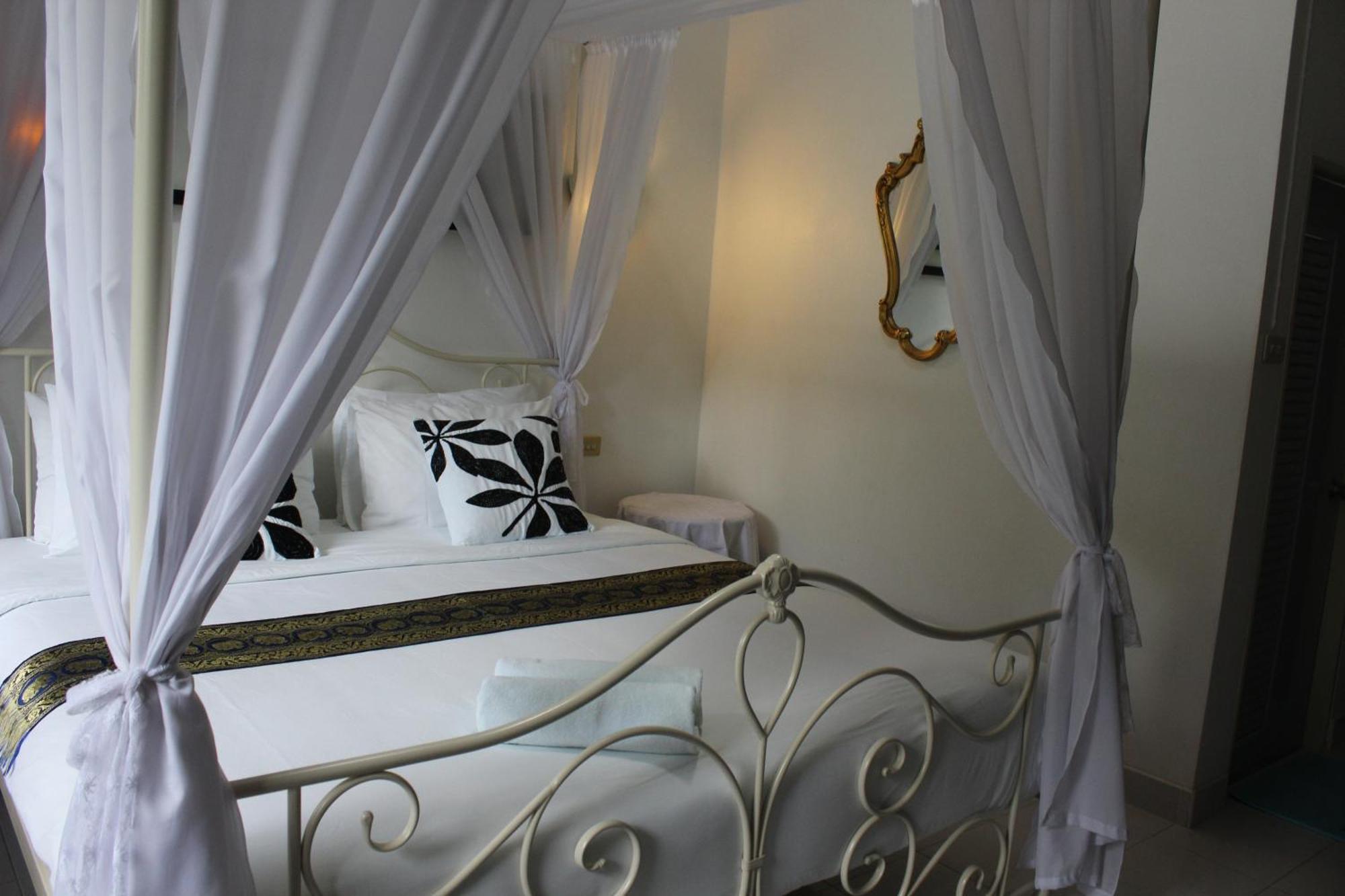 Resort White Elephant Surin