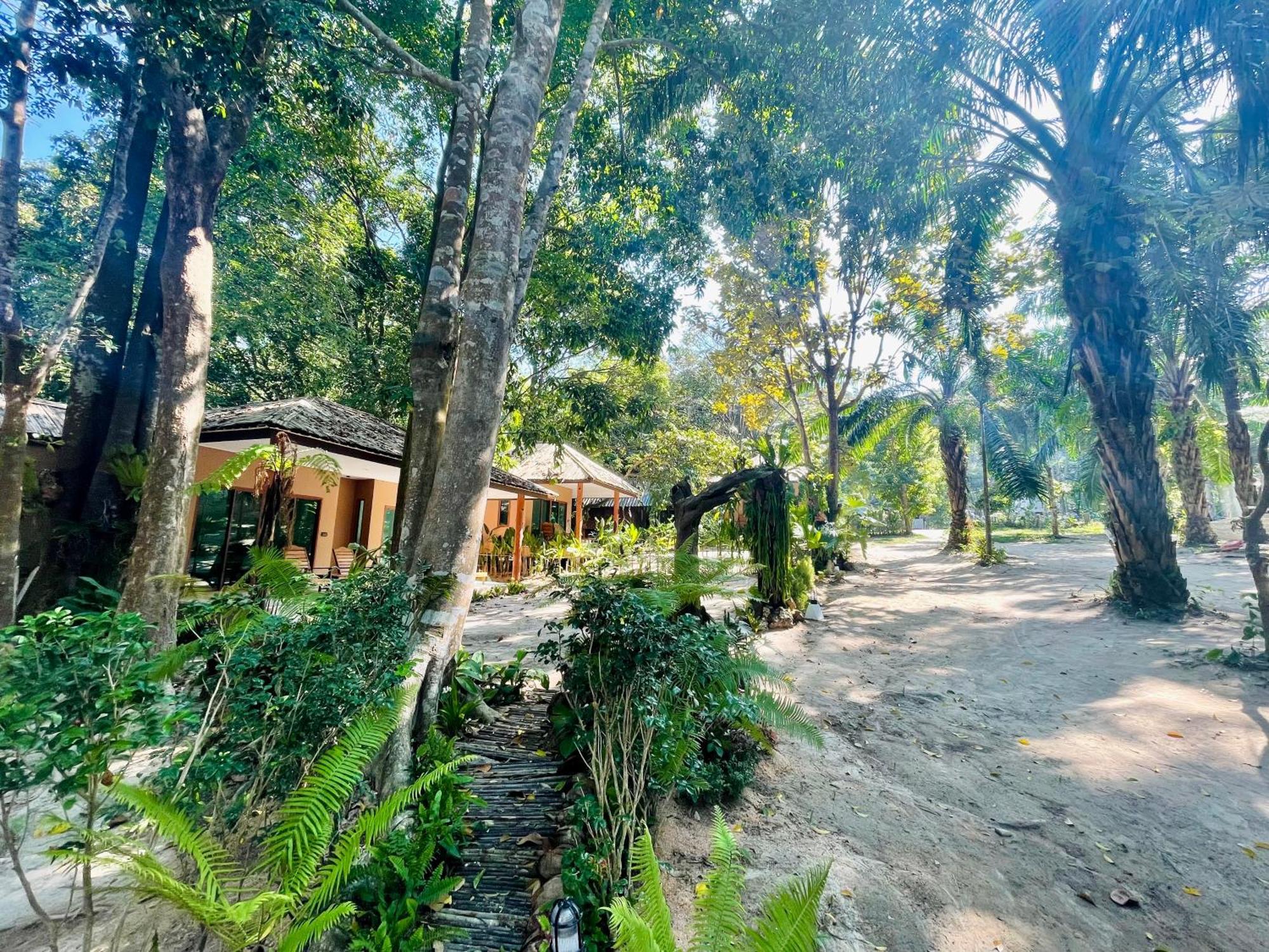 Resort Sunny Cove Koh Phayam Ranong