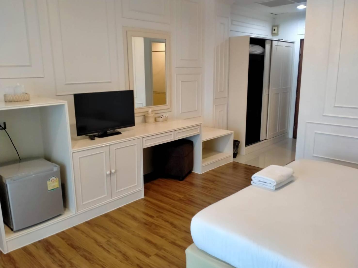 Golden Dragon Hotel Sing Buri