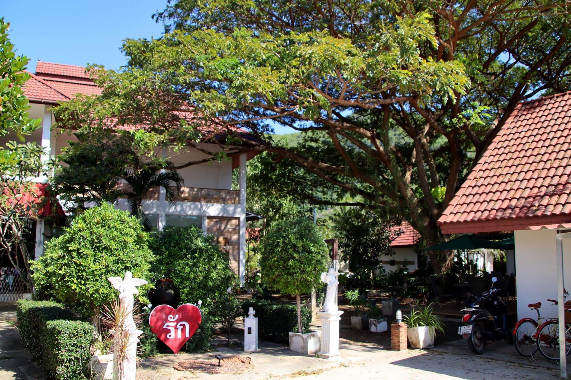 The Hillside 3* Pran Buri