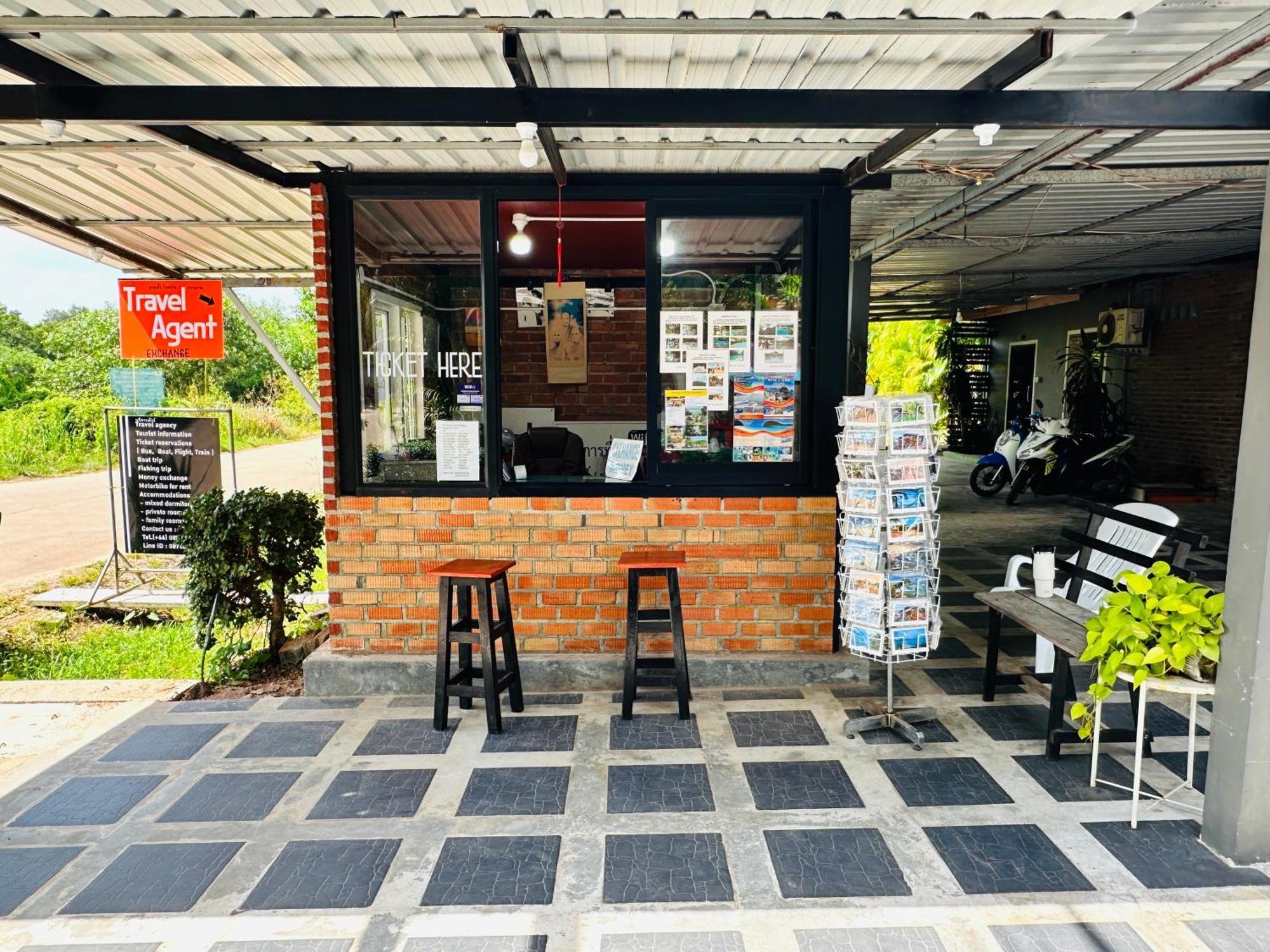 Hostel & Koh Jum