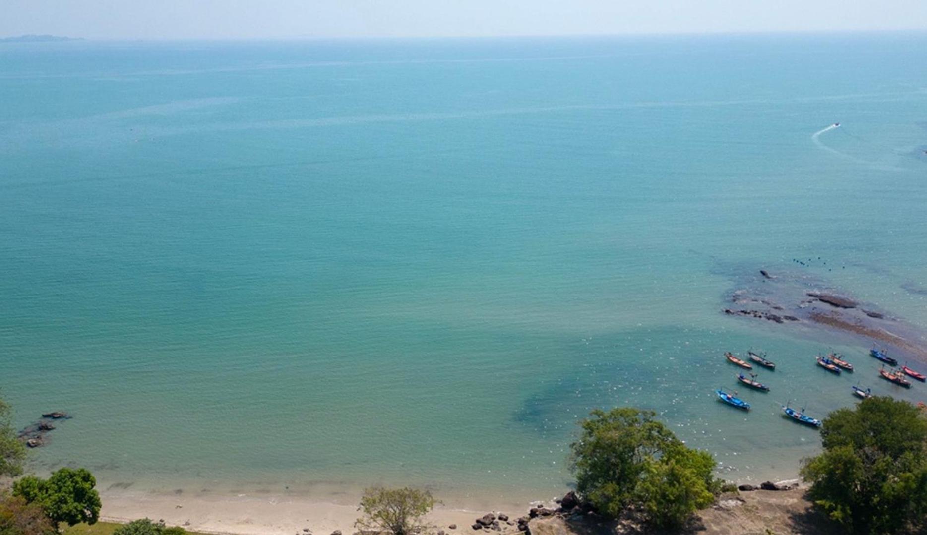 Triplet Rayong Seaview Private Beach Apartment