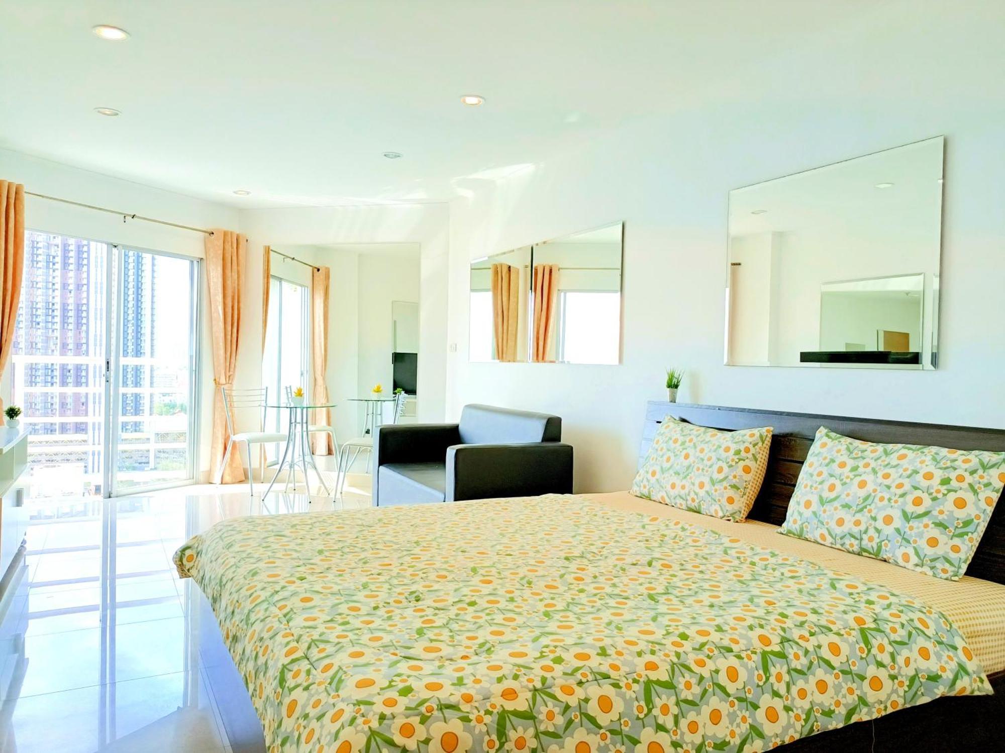 Sea View Beachfront Pattaya Apartment *