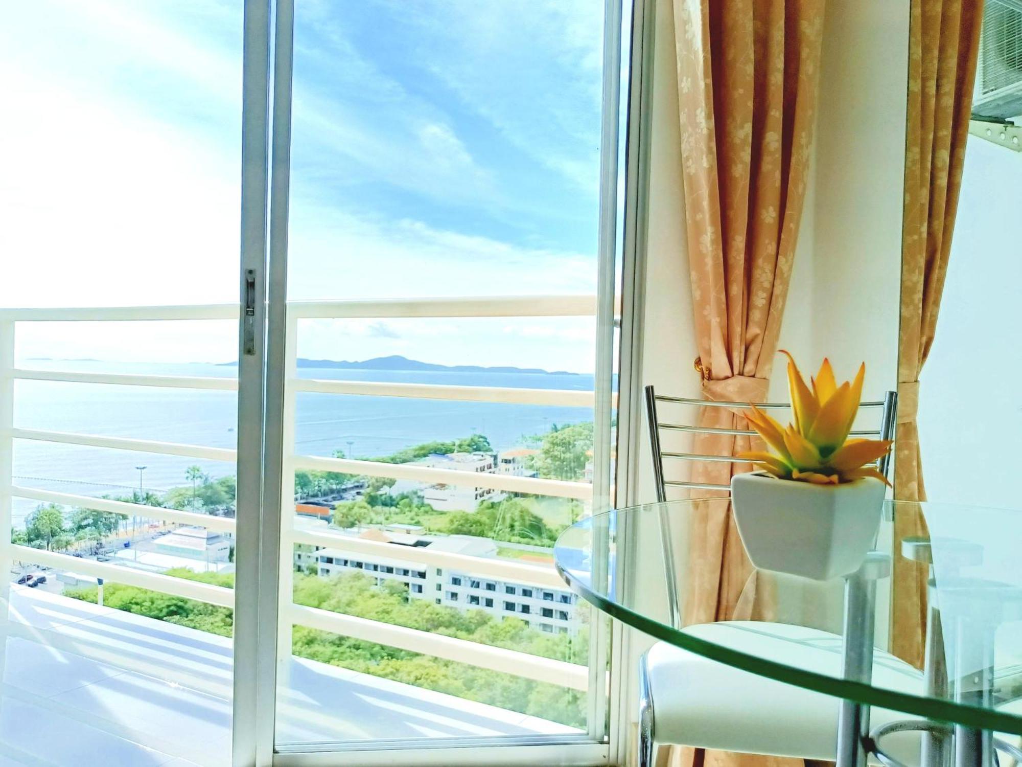 Sea View Beachfront Pattaya Apartment *